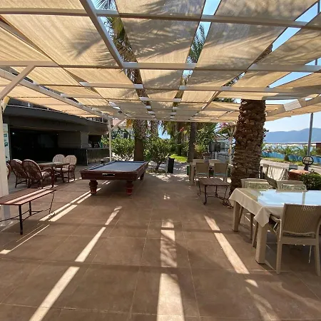 Sunset Club Sea House Beachfront & Sea View דירה